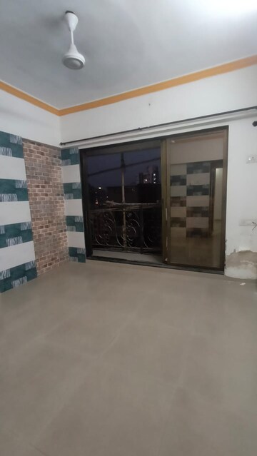 Room in 2 BHK Apartment at Solitaire Heights, Malad West – for Rent