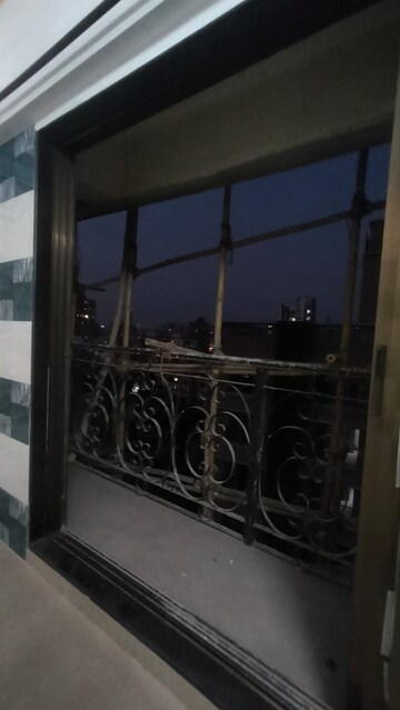 Furnished Amenities in 2 BHK Apartment at Solitaire Heights, Malad West – for Rent