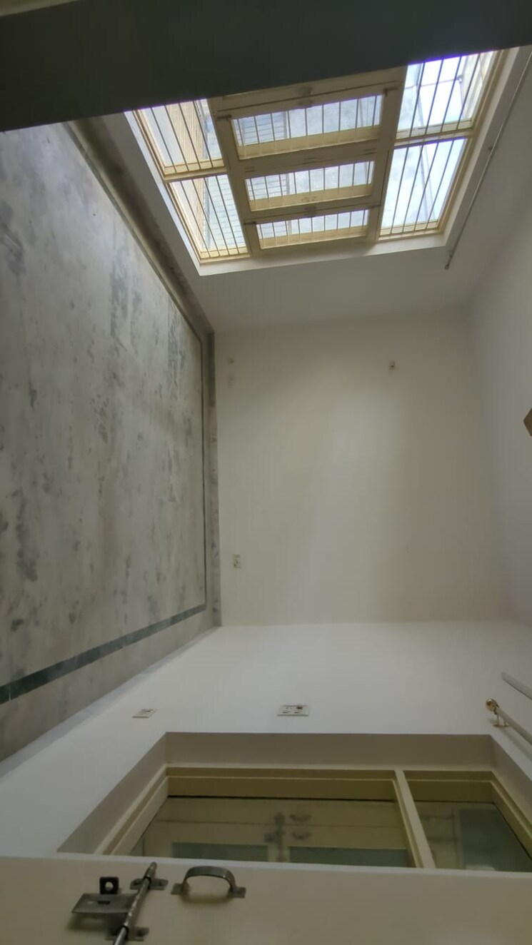 Room, sector 49 6 Bedroom 112 Sq.Mt. Independent House In Sector 49 Noida 8761195