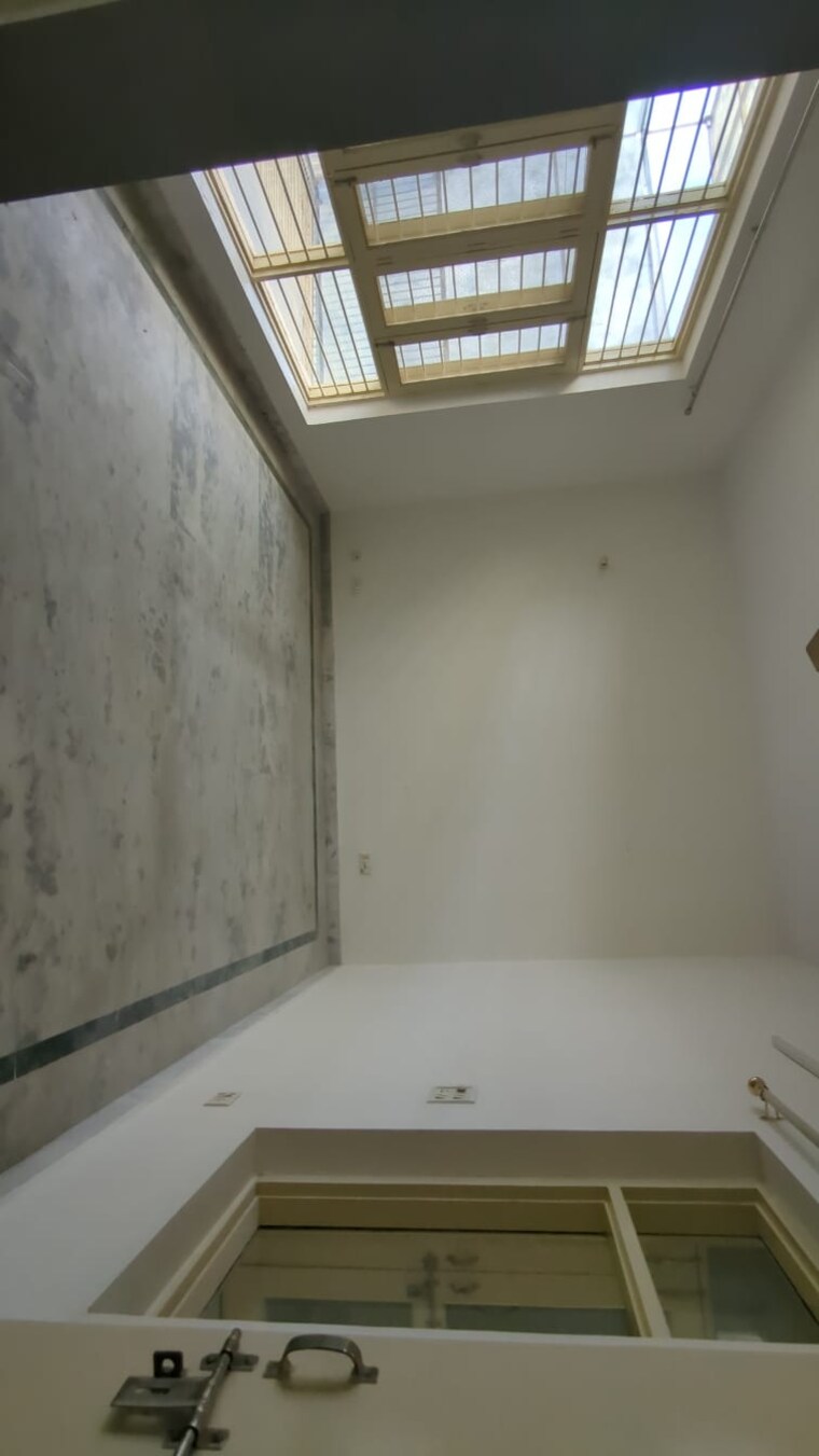 Room, sector 49 6 Bedroom 112 Sq.Mt. Independent House In Sector 49 Noida 8761195