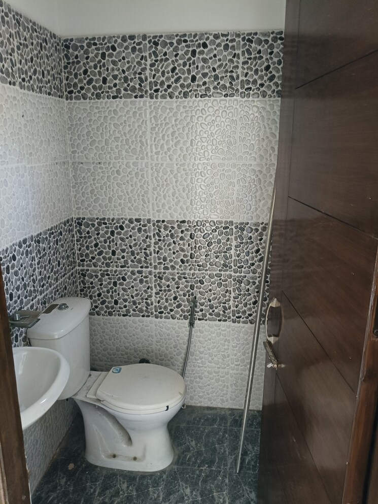 Bathroom, guru-nanak-enclave 3 Bedroom 1000 Sq.Ft. Builder Floor In Dhakoli Zirakpur 8761229