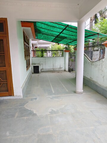 Room in 3 BHK Independent House at Alisha Heights, Jankipuram – for Sale