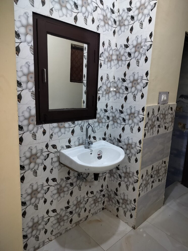 Bathroom, sai-kutir-sector-49 2.5 Bedroom 1500 Sq.Ft. Apartment In Sector 49 Noida 8761503