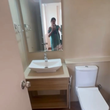 Furnished Amenities in 3 BHK Apartment at DLF Oakwood Estate, Sector 25 – for Rent
