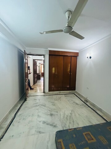Room in 3 BHK Apartment at DLF Oakwood Estate, Sector 25 – for Rent