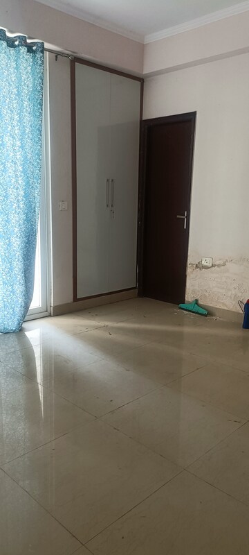 Room in 3 BHK Apartment at Amrapali Golf Homes, Sector 4 Greater Noida – for Sale