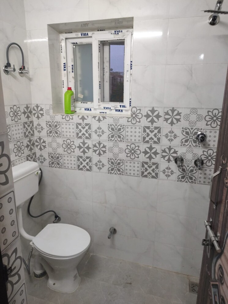 Bathroom, nimbus-the-hyde-park 2 Bedroom 915 Sq.Ft. Apartment In Sector 78 Noida 8761585