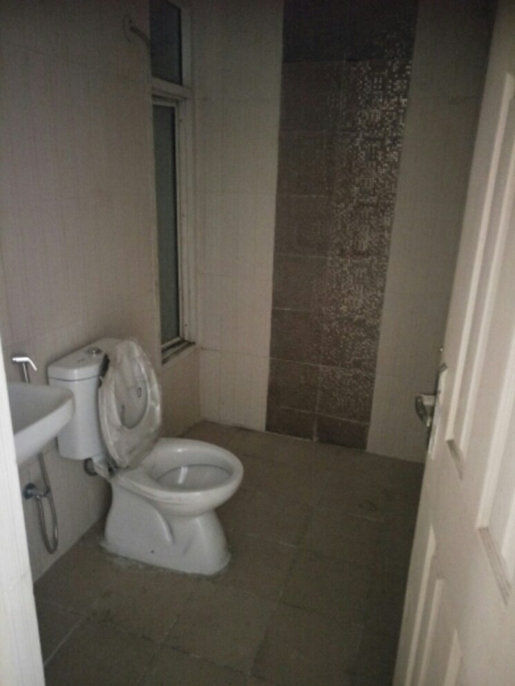 Bathroom, nimbus-the-hyde-park 2 Bedroom 915 Sq.Ft. Apartment In Sector 78 Noida 8761585