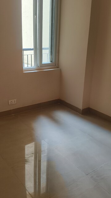 Room in 2.5 BHK Apartment at Amrapali Dream Valley, Tech Zone 4 Greater Noida – for Rent