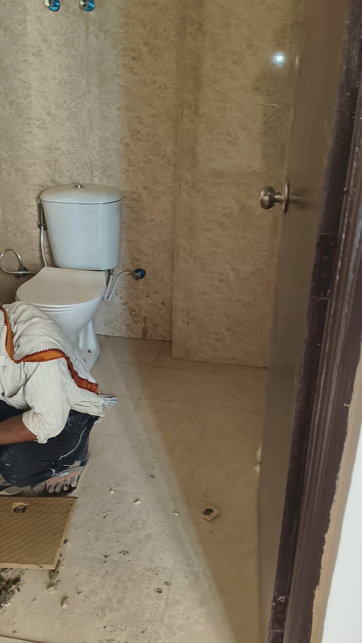 Bathroom, amrapali-dream-valley 2.5 Bedroom 920 Sq.Ft. Apartment In Tech Zone 4 Greater Noida Greater Noida 8761719