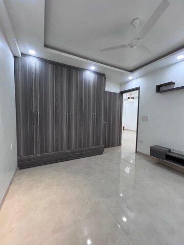 Room in 3 BHK Builder Floor at Vasant Kunj – for Rent