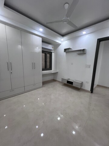 Room in 3 BHK Builder Floor at Vasant Kunj – for Rent