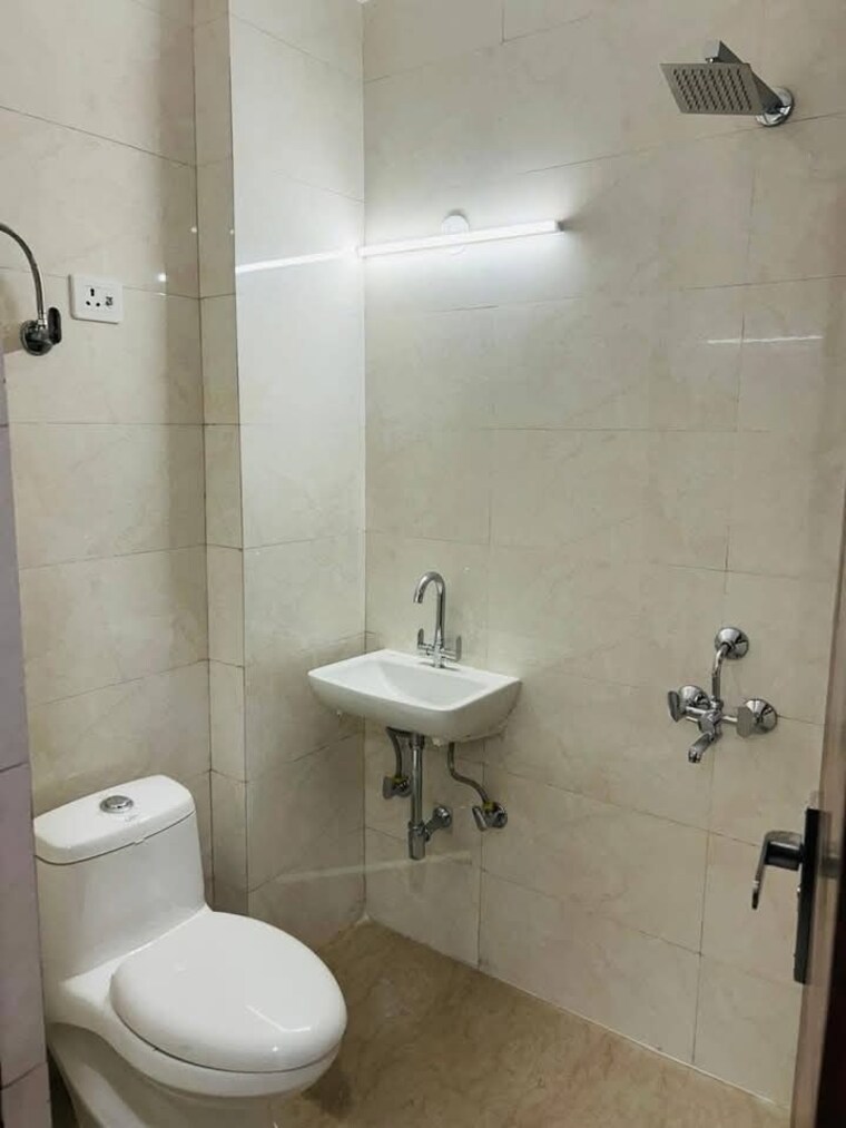 Bathroom, igi airport area 2 Bedroom 600 Sq.Ft. Builder Floor In Igi Airport Area Delhi 8761835