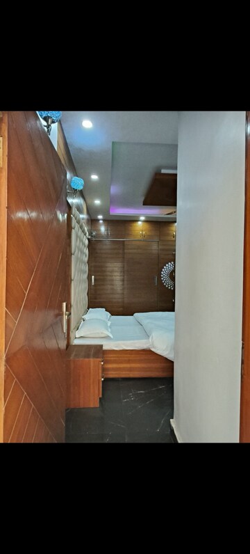 Furnished Amenities in 5 BHK Builder Floor at Greater Kailash – for Rent