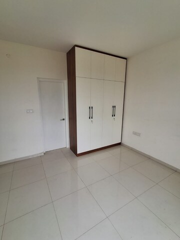 Room in 3 BHK Apartment at Godrej Aqua, International Airport Road – for Rent