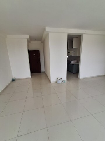 Room in 3 BHK Apartment at Godrej Aqua, International Airport Road – for Rent