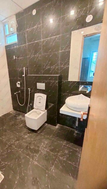 Attached Bathroom in 2 BHK Independent House at Gomti Nagar – for Rent
