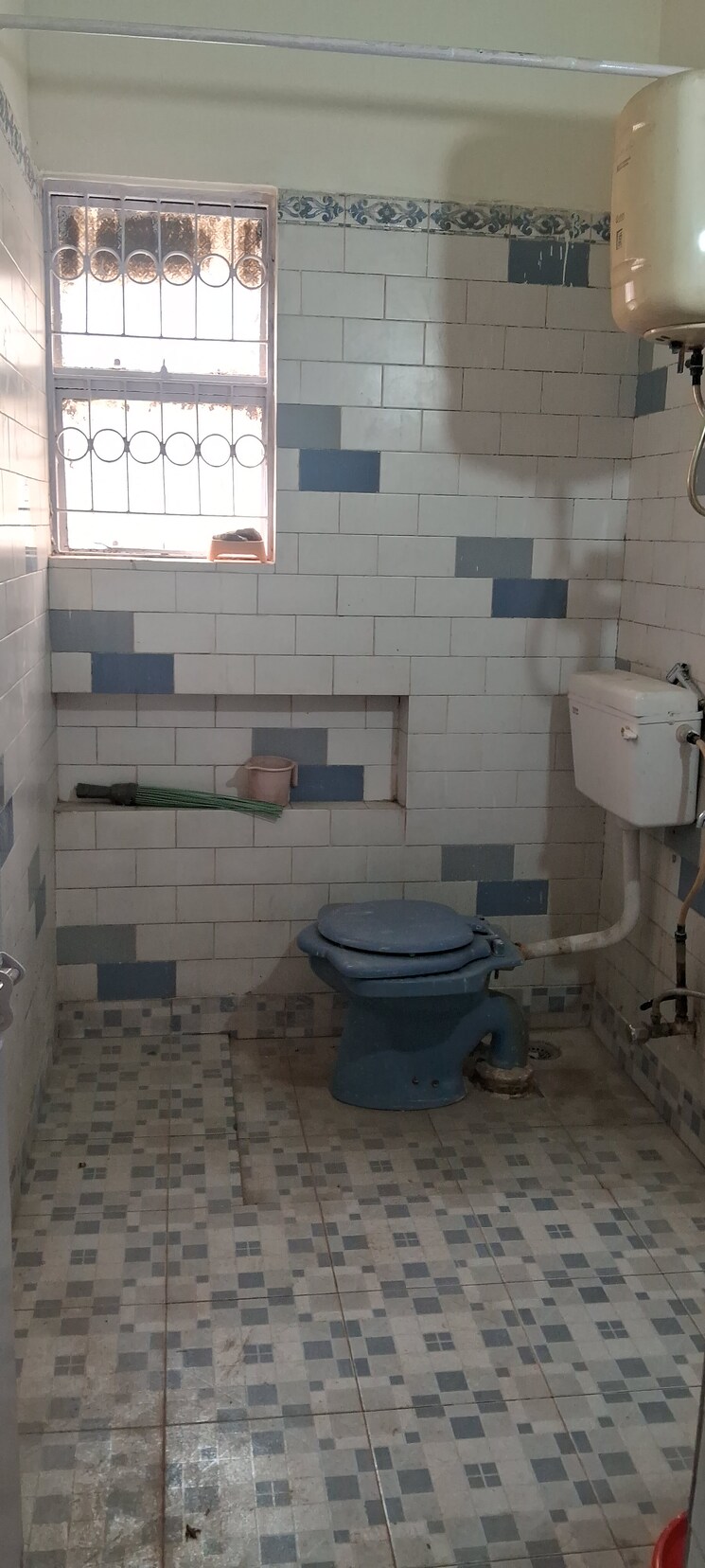 Bathroom, sarita-vihar-pocket-g-rwa 2.5 Bedroom 1000 Sq.Ft. Apartment In Sarita Vihar Delhi 8761936