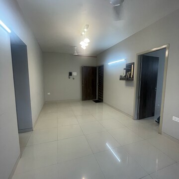 Room in 2 BHK Apartment at Malad East – for Rent