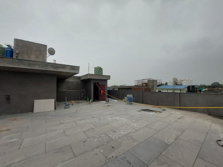 Terrace, model town phase 2 4 Bedroom 450 Sq.Yd. Builder Floor In Model Town Phase 2 Delhi 8761977