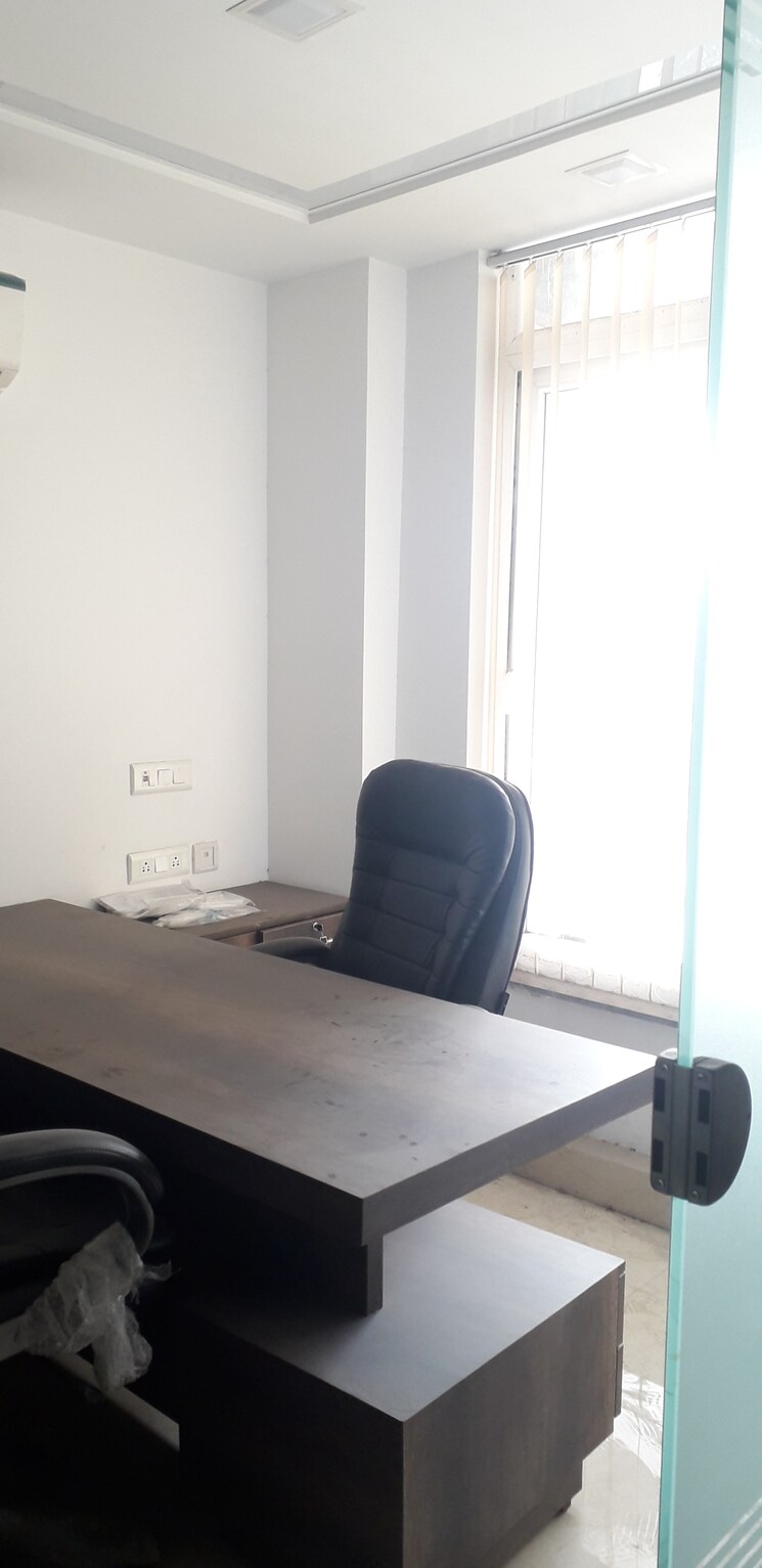Team Area, netaji subhash place Commercial Office Space 550 Sq.Ft. In Netaji Subhash Place Delhi 8761984