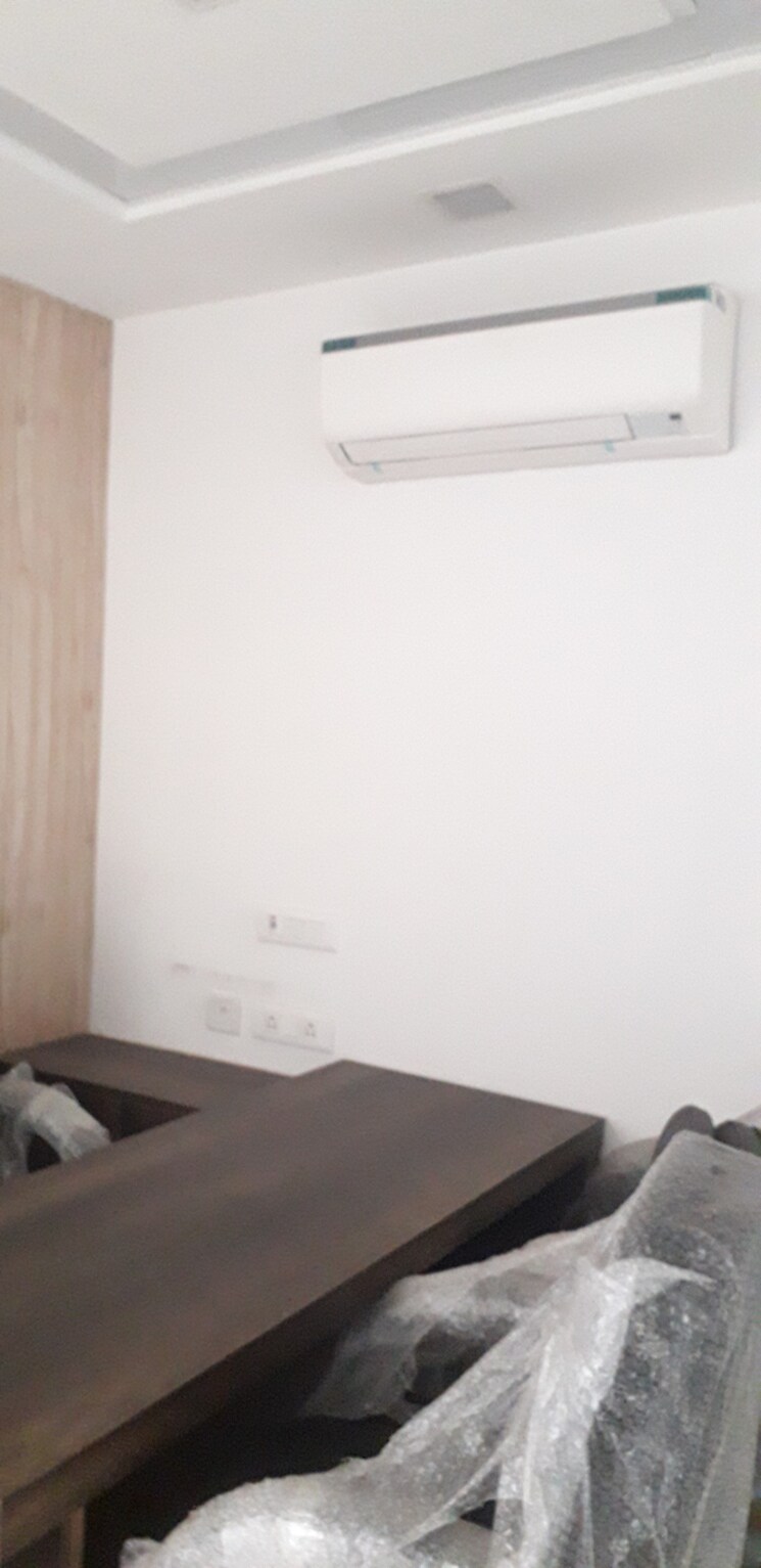 Room, netaji subhash place Commercial Office Space 550 Sq.Ft. In Netaji Subhash Place Delhi 8761984