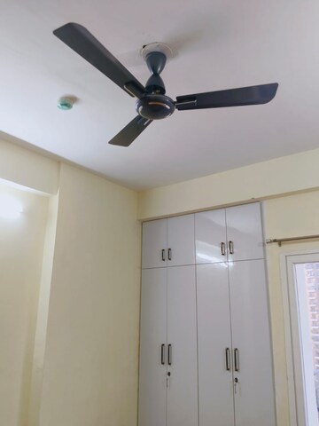 Room in 3 BHK Apartment at Tech Zone 4 Greater Noida – for Rent