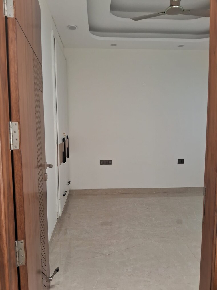 Room, sector 85 3 Bedroom 250 Sq.Yd. Builder Floor In Sector 85 Faridabad 8762044