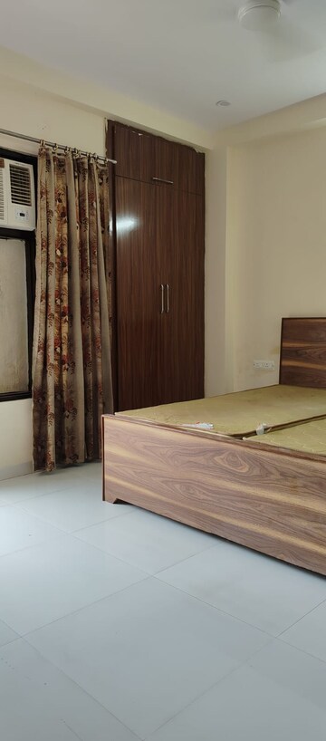 Bedroom in 4 BHK Apartment at Royal Residency Gurgaon, Sector 45 – for Rent
