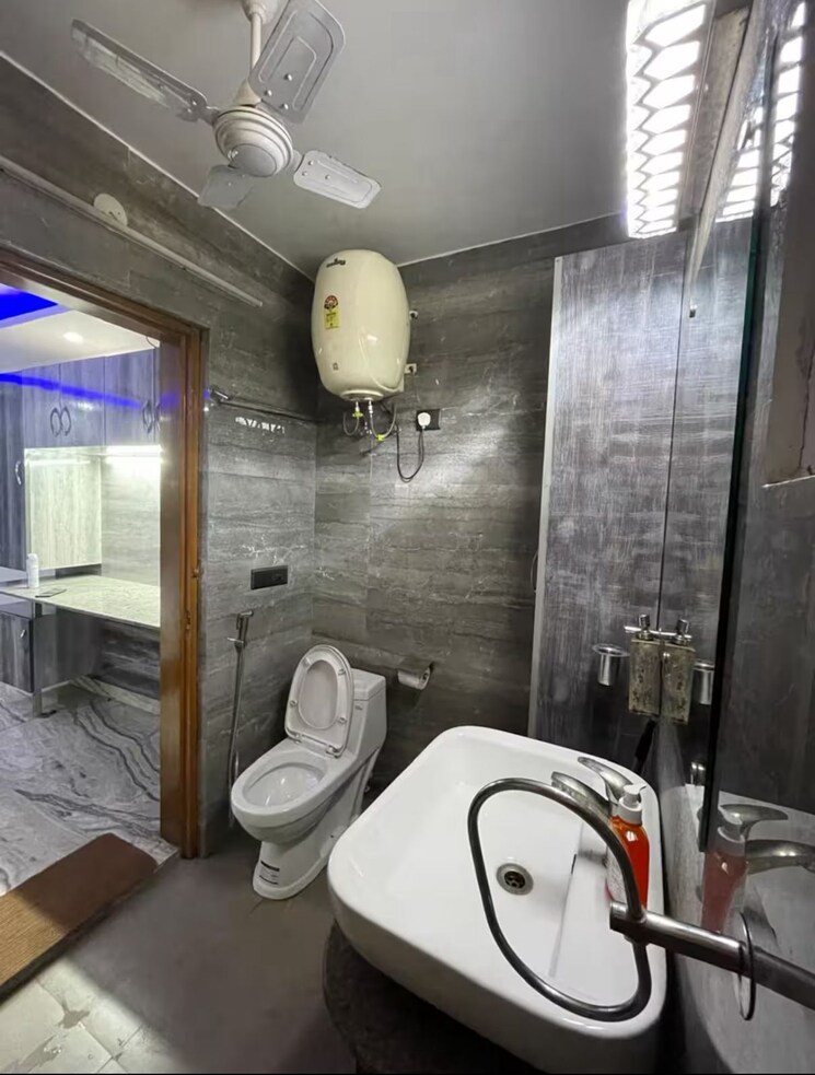 Bathroom, greater kailash i 4 Bedroom 250 Sq.Yd. Builder Floor In Greater Kailash I Delhi 8762084