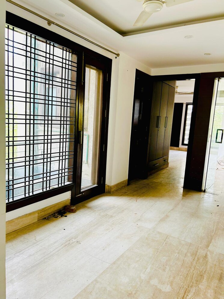 Room, jasola 4 Bedroom 300 Sq.Yd. Builder Floor In Jasola Delhi 8762093