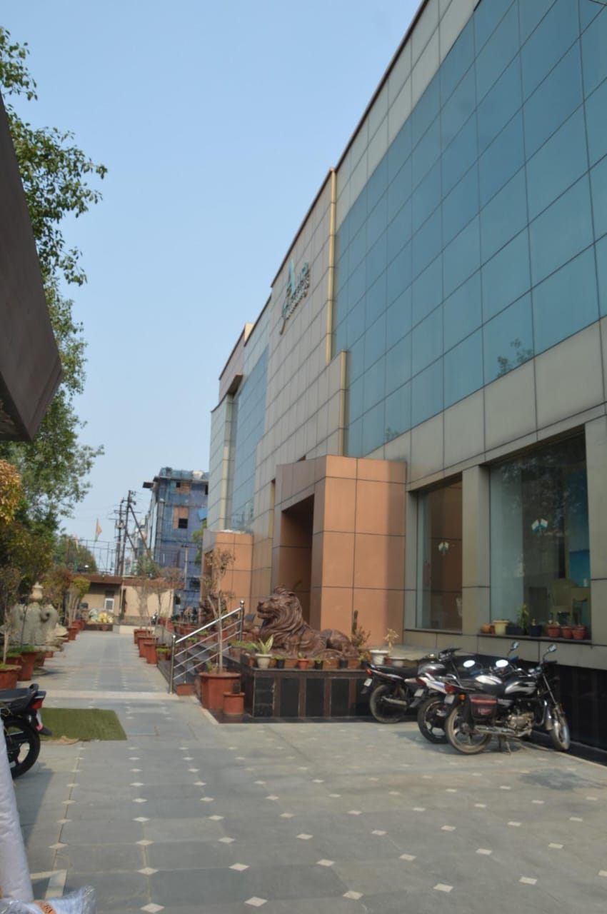 Showroom For Sale in Niti Khand I