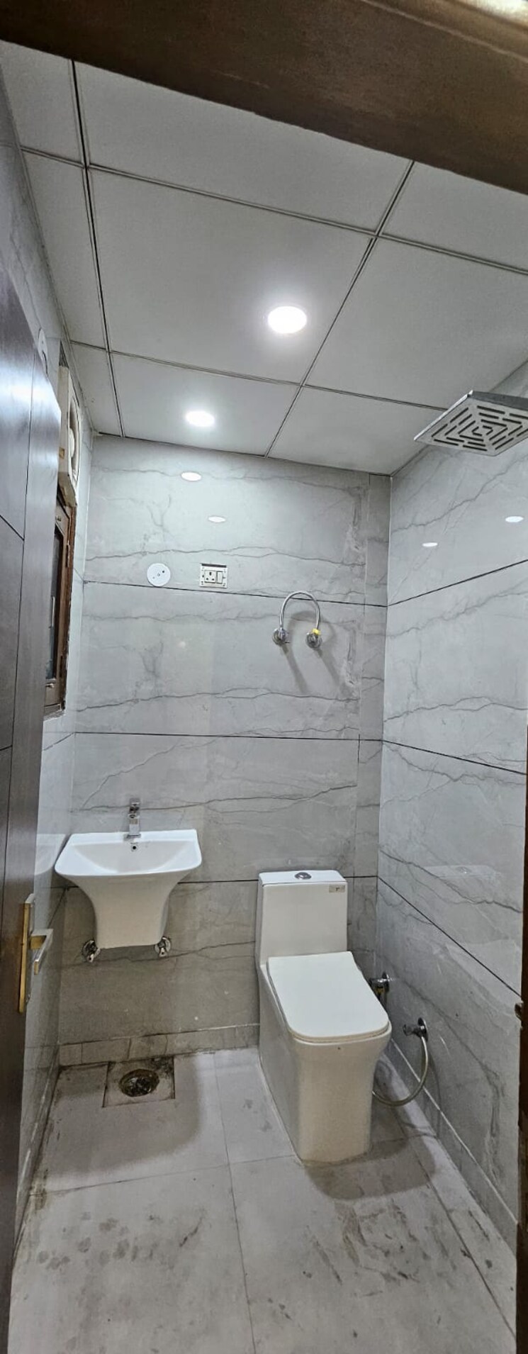 Bathroom, gyan khand ii 4 Bedroom 2200 Sq.Ft. Builder Floor In Gyan Khand ii Ghaziabad 8762131