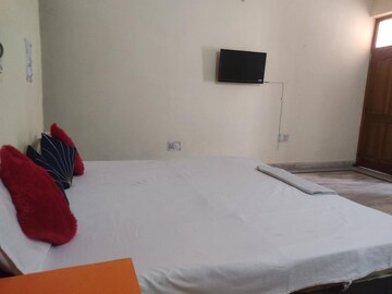 Room in 3 BHK Independent House at Eta I Greater Noida – for Rent