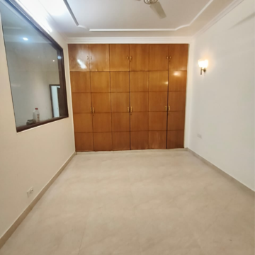 Room in 4 BHK Builder Floor at Sarvapriya Vihar – for Rent