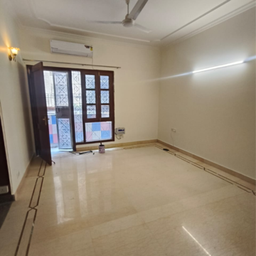 Room in 4 BHK Builder Floor at Sarvapriya Vihar – for Rent