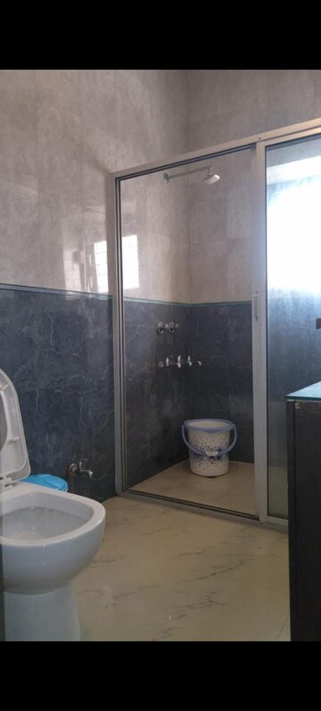 Furnished Amenities in 2 BHK Builder Floor at Panchsheel Park – for Rent
