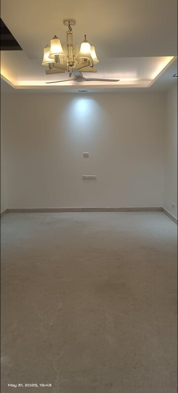Room in 3 BHK Builder Floor at Sarvodaya Enclave – for Rent
