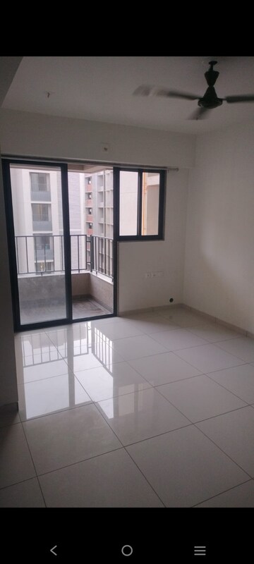 Room in 2 BHK Apartment at Sun Atmosphere, Shela – for Rent