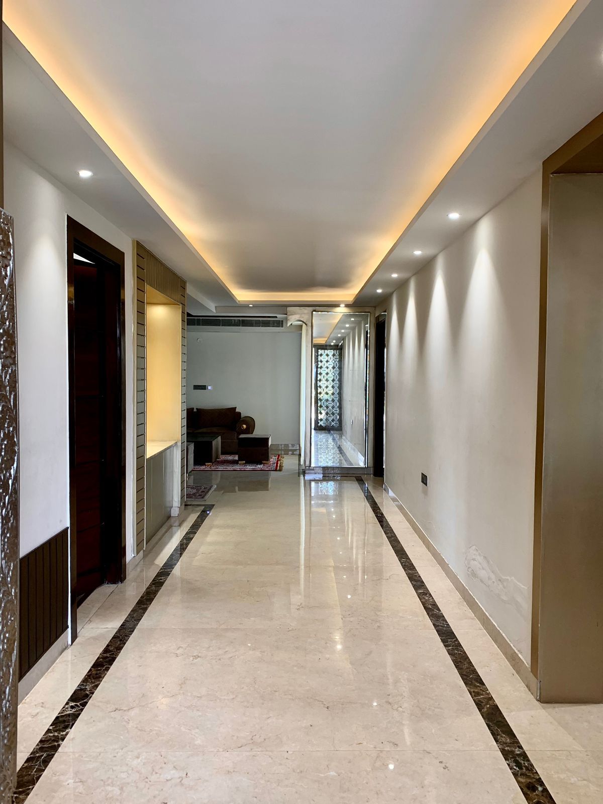 3.5 BHK + Servant Room 4000 Sq.Ft. Independent House in RWA Apartments Sector 72