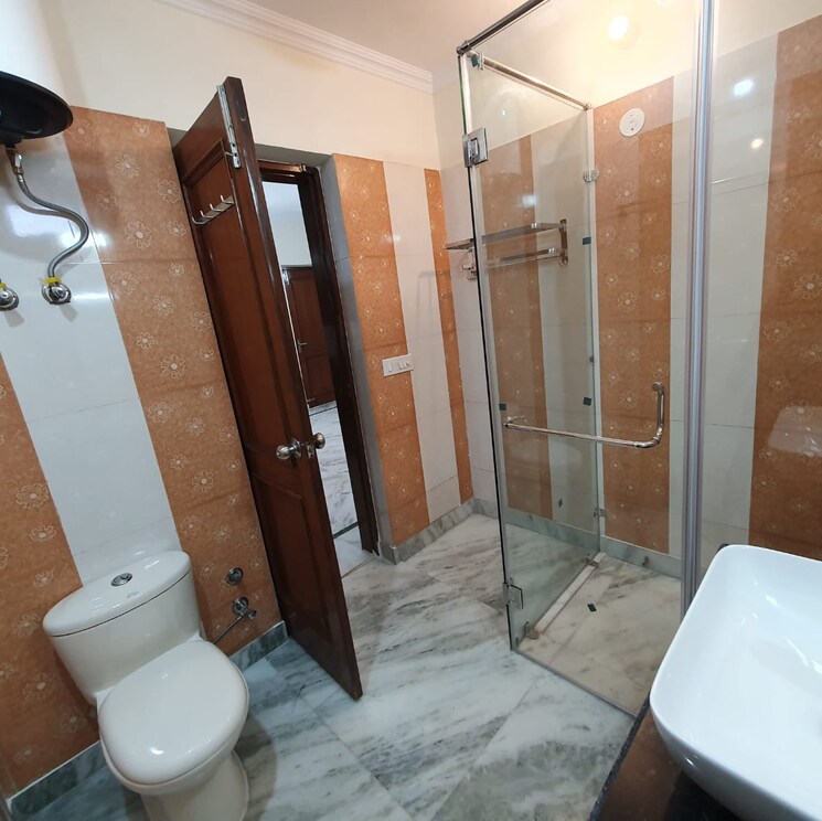 Bathroom, sarvodaya enclave 4 Bedroom 2800 Sq.Ft. Builder Floor In Sarvodaya Enclave Delhi 8762400