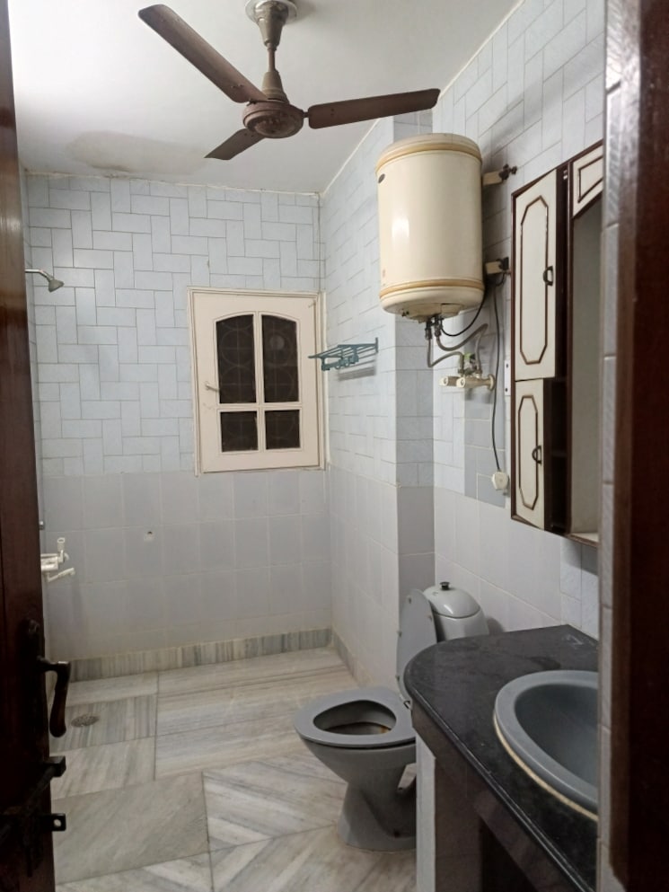 Bathroom, shakti khand 2 4 Bedroom 1700 Sq.Ft. Builder Floor In Shakti Khand 2 Ghaziabad 8762408