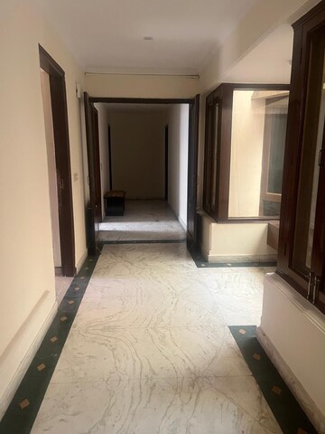 Building Lobby in 3 BHK Builder Floor at RWA Apartments Sector 51, Sector 51 – for Rent