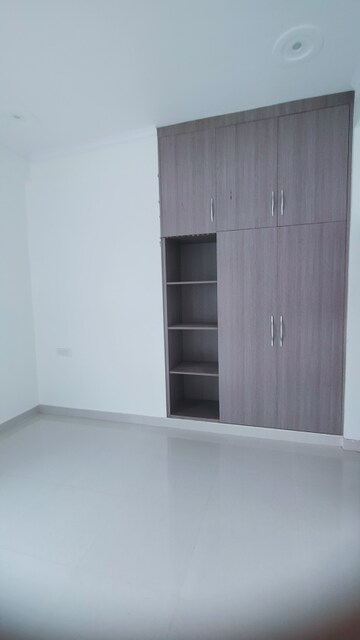 Room in 5 BHK Penthouse at Gomti Nagar – for Rent