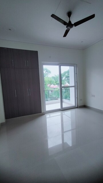 Room in 5 BHK Penthouse at Gomti Nagar – for Rent