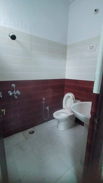 Bathroom in 5 BHK Penthouse at Gomti Nagar – for Rent
