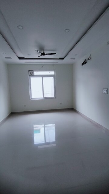 Room in 5 BHK Penthouse at Gomti Nagar – for Rent