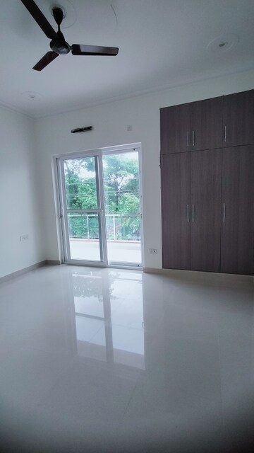 Room in 5 BHK Penthouse at Gomti Nagar – for Rent