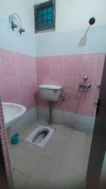 Bathroom in 5 BHK Penthouse at Gomti Nagar – for Rent