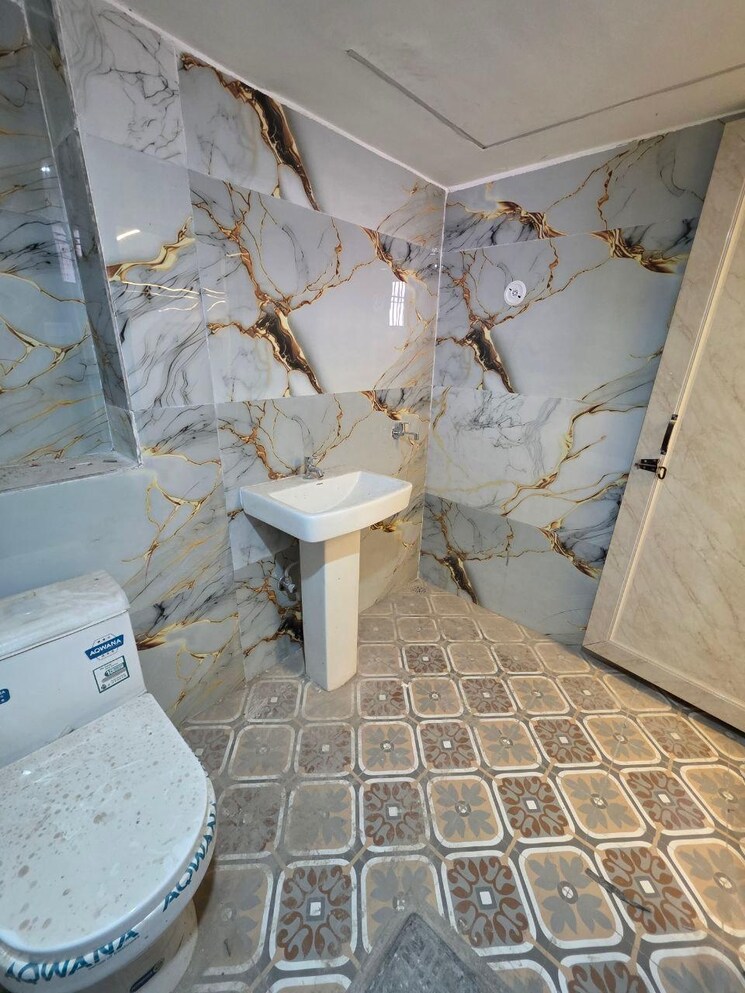 Bathroom, green fields colony 3 Bedroom 1400 Sq.Ft. Builder Floor In Green Fields Colony Faridabad 8762693